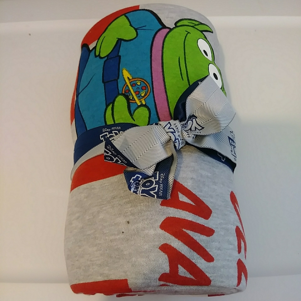 NWT Toy Story 4 Pizza Planet Graphic Plush Throw - Picture 3 of 4